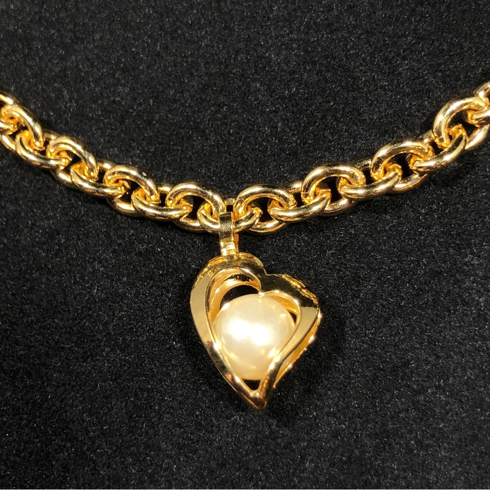 BRACELET - GOLD-TONE CHAIN WITH 5 HEARTS EACH HOLDING A FAUX PEARL - Picture 7 of 10